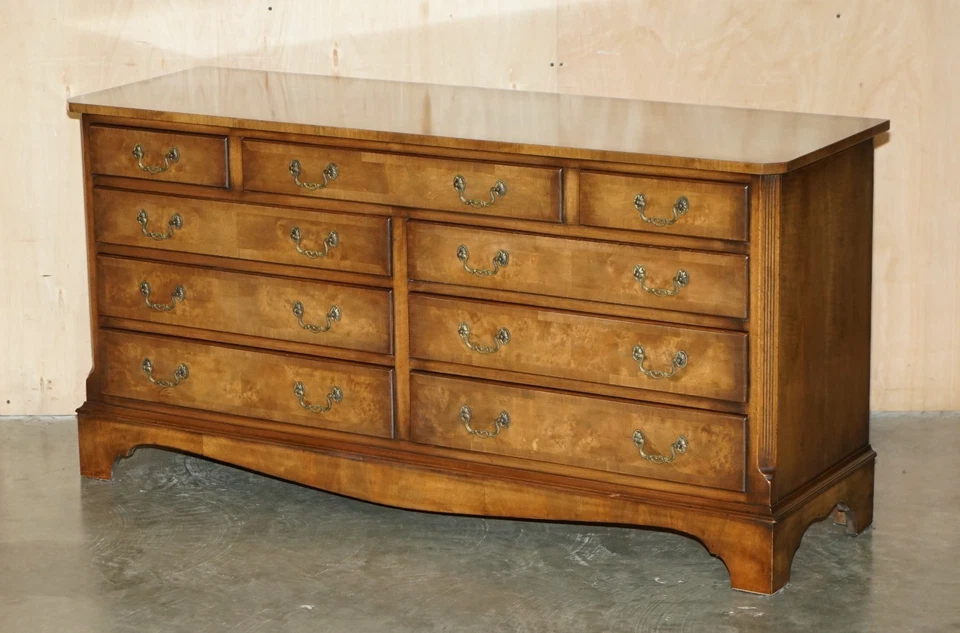 REQUINTADO APARADOR DE NOGUEIRA REBARBA E BURL BANCO OU CÔMODA PÁTINA SUBLIME - Imagem 2 de 4