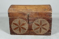 THE BEST 18TH C CT QUEEN ANNE PERIOD PINWHEEL CARVED DOME TOP BOX IN OLD SURFACE