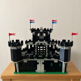 LEGO Castle Black Knights Black Dragon Castle 6085 With 2 Minifigures