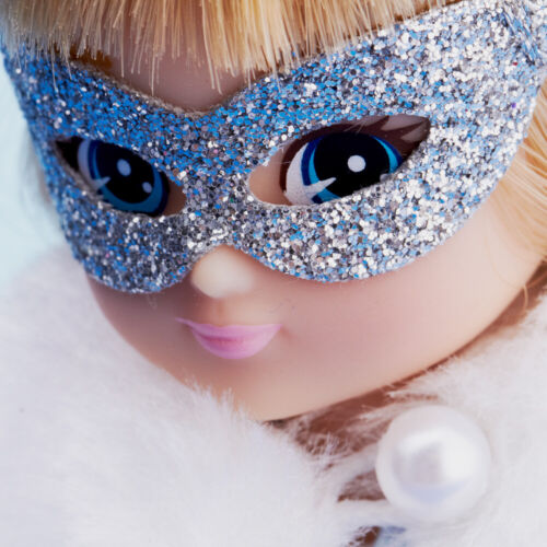 Muñeca Lottie Reina de las Nieves con Conjunto de Accesorios y Pelo Resistente a Enredos - Imagen 2 de 5