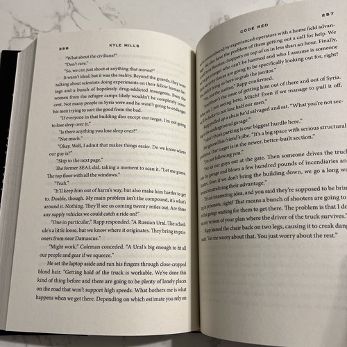 Code Red : A Mitch Rapp Novel by Kyle Mills and Vince Flynn (2023, 1st Ed. HCDJ) - 第 13/17 張圖片