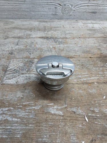 HARLEY-DAVIDSON SPORTSTER STREET GLIDE CROME FUEL GAS CAP WITH TAKE OFF LEVER - Picture 4 of 11