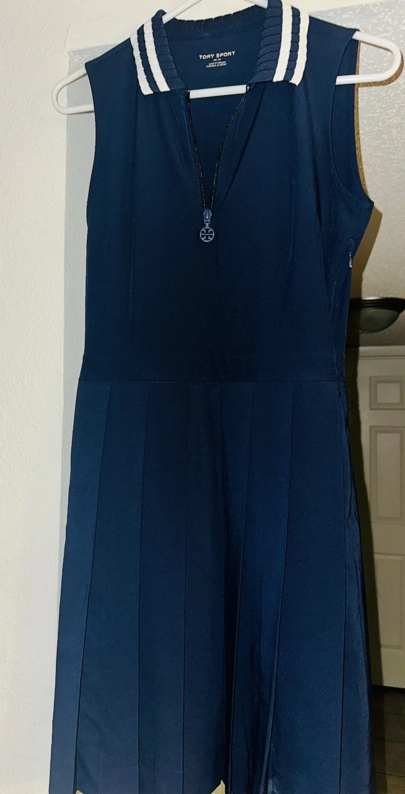 Abito da golf TORY BURCH Sport Large blu navy con colletto zip performance plissettato ?