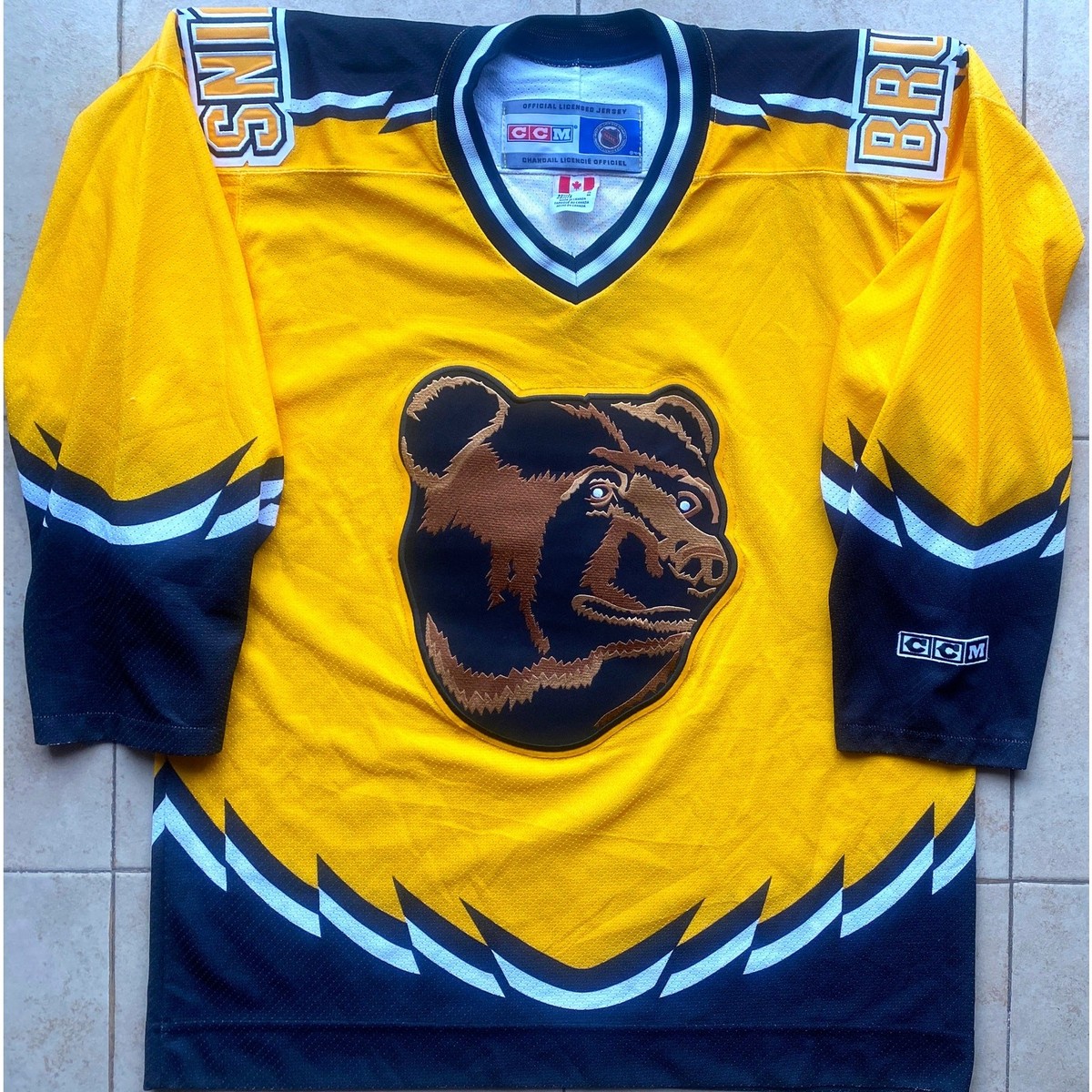 Boston Bruins 90s CCM AirKnit Pooh Bear jersey M gold 3rd alt NHL 