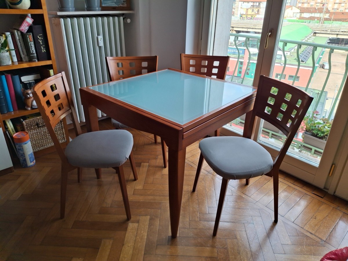 Tavolo in ciliegio Calligaris anno 2001 misura 90x90 allungabile sedie