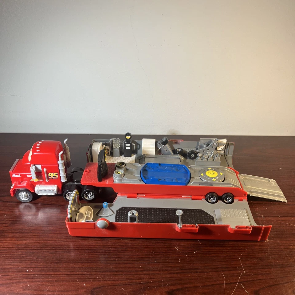 Camión de lavado de autos Disney Pixar Mack Superliner Lightning McQueen 95 juego Foto 3 de 4