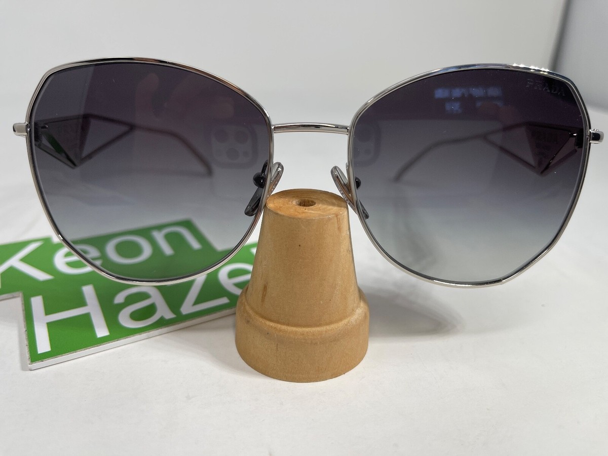 PRADAのサングラス SPR57Y PRADA Metal Symbole Triangle Logo Sunglasses SPR57Y Smoky