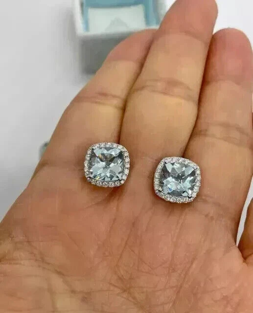 Aretes con halo de aguamarina creados en laboratorio de corte cojín de 4 quilates enchapados en oro blanco de 14 quilates Foto 2 de 4