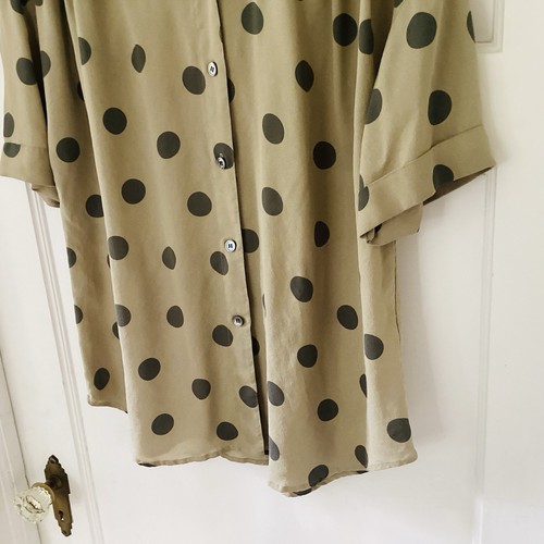 Blusa Top De Colección Línea A Anne Klein Seda Cuello Abotonado Talla M Lunares Taupe - Imagen 4 de 12