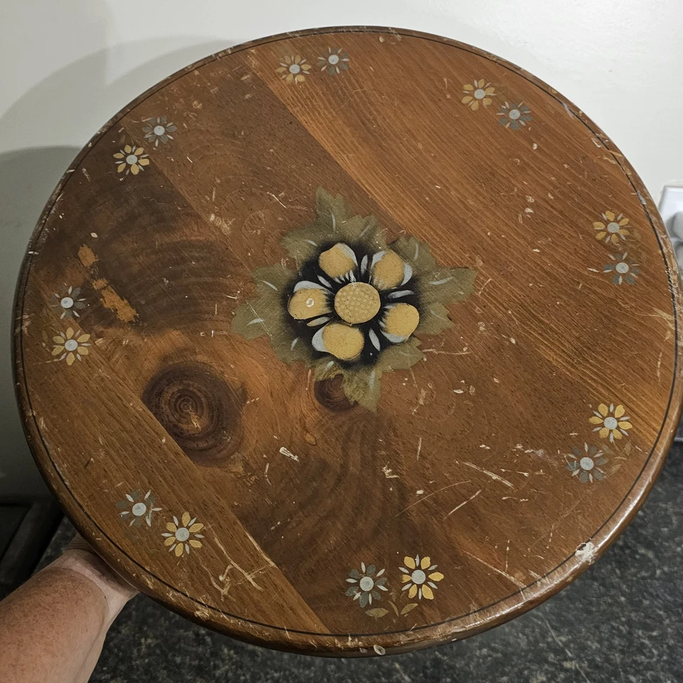 Vintag Traditional Hitchcock Style Four Turned Leg Foot Stool Floral White Brown - Image 3 of 4