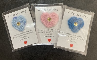  3 SÜSSE handgehäkelte Herz TASCHENUMARMUNG rosa blau Andenken Pailletten Geburtstagsgeschenk