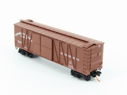 N Scale Micro-Trains MTL 29030 NP Northern Pacific Automobile Box Car #8008 - Picture 7 of 15