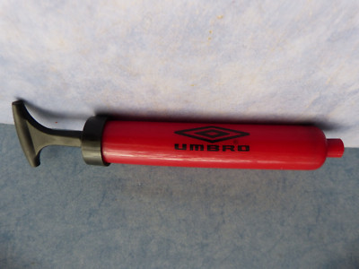 25008. Ballpumpe  rot  Umbro