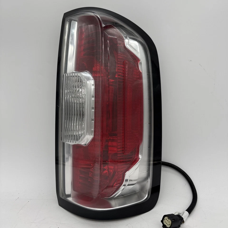 Conjunto de lanterna traseira 2020 GMC Canyon lado direito do passageiro fabricante de equipamento original com lâmpadas - Imagem 2 de 4