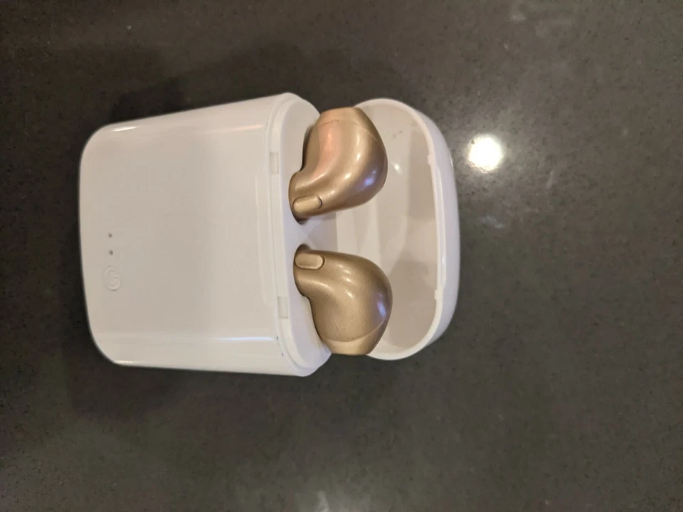 Auriculares inalámbricos dorados con estación de carga Foto 4 de 4