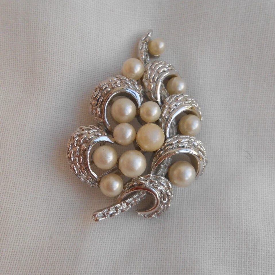 Spilla TRIFARI perle metallo colore argento trifanium collezione botanica - Immagine 2 di 4