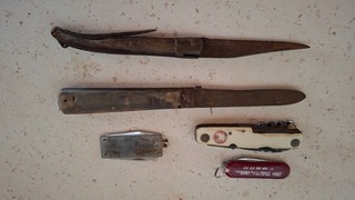 lot d anciens couteaux pliants dont 2 très ancien / LAGUIOLLE ET PRADELLE