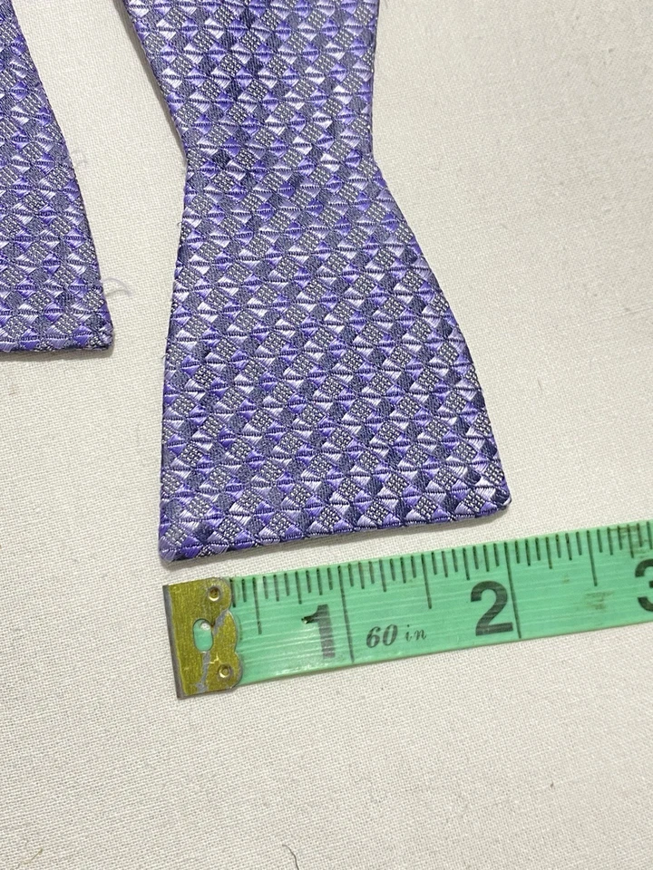 Pajarita DKNY púrpura geométrica de seda para hombre hecha en China buen estado Foto 3 de 3