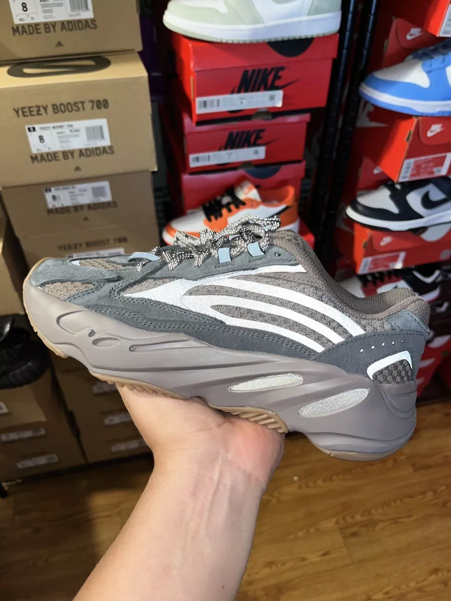 6.5 adidas Yeezy Boost 700 V2 Mauve GZ0724