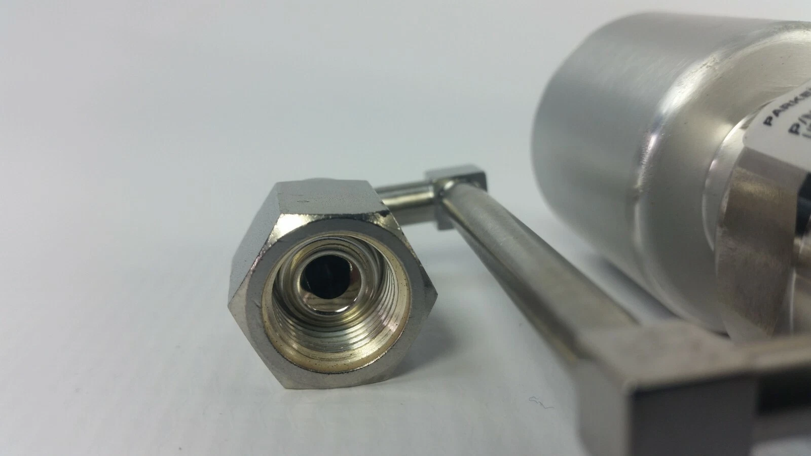 Female nut on the bent tube stub of the Veriflo valve