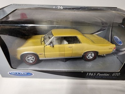 Welly Pontiac Yellow 1965 Scale Model Car 1/26  New in Box