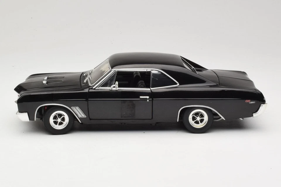 33086 Buick GS 400 Black American Muscle 1:18 - Immagine 4 di 4