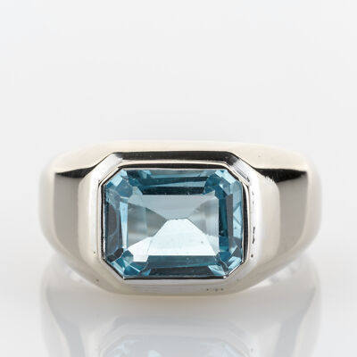 Vintage 750 white gold ring with 3.0ct blue topaz