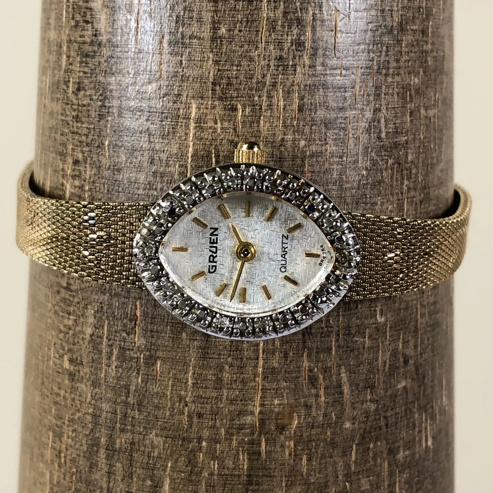 Reloj de vestir vintage Gruen para mujer con bisel de diamantes tono dorado ovalado de cuarzo de 18 mm 6 3/4" Foto 2 de 4