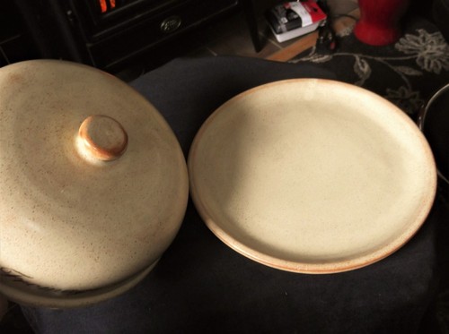 GOOD SIZE SPECKLED BEIGE STONEWARE CHEESE PLATTER & DOME LE FROMAGE 10" DIA - Picture 4 of 4