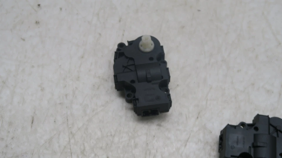 2017-2023 Land Rover Discovery OEM HVAC Vent Actuators Set Of 2 - Image 4 of 4