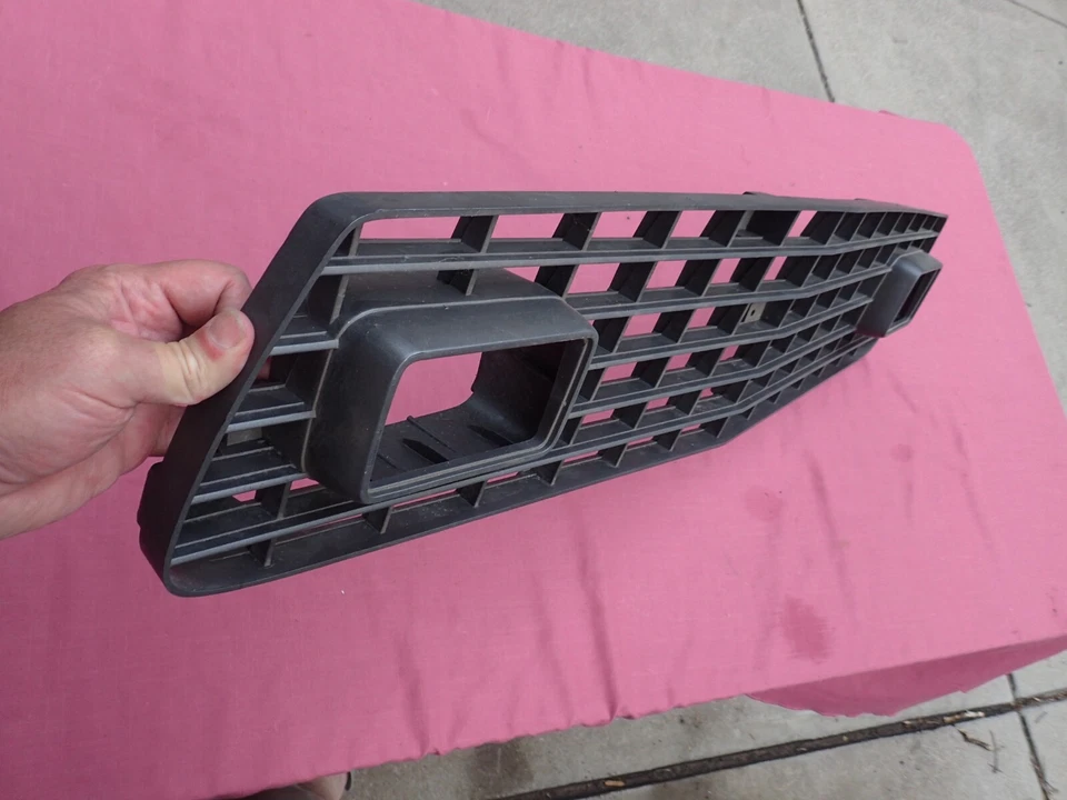 Ford Mustang II 1975-78 parrilla, gris grafito, ¡nuevo en stock! D8ZZ-8200-A Cobra Foto 4 de 4