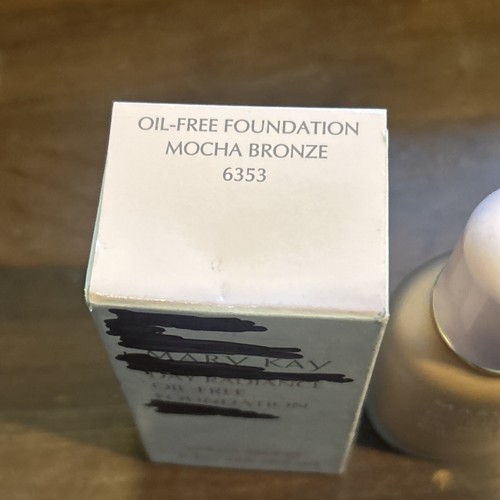 Mary Kay Day Radiance Liquid Foundation Mocha Bronze 6353 - 1 OZ NOS w/SPF 8 - Picture 3 of 3