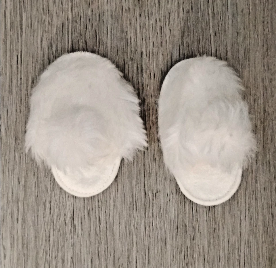 Lote de roupas vintage para bonecas: flores, meias, chinelos e mais bonecas de porcelana - Imagem 3 de 4