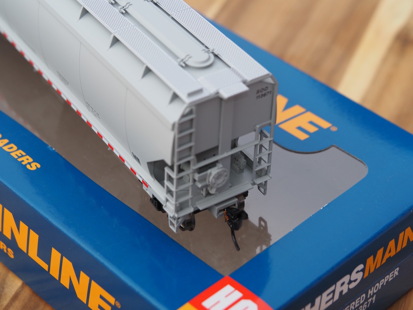Walthers Mainline 910 7697 60 NSC 5150 3 bay Covered Hopper Canadian walthers-mainline-910-7697-60-nsc-5150-3-bay-covered-hopper-canadian