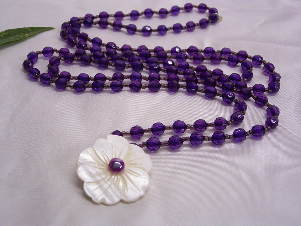 PERLMUTT-BLÜTE/STIEFMÜTTERCHEN: KETTE: LILA KUNSTSTOFF-PERLEN: ca 150 cm: LDADPR - Bild 2 von 4