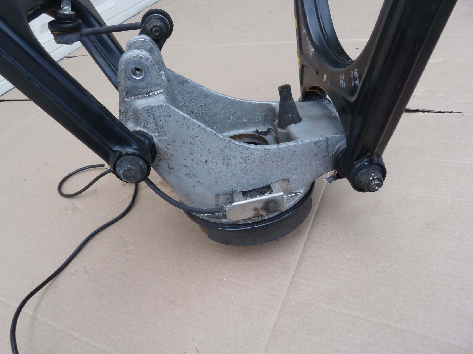 FERRARI 355 RIGHT REAR SUSPENSION KNEE ARMS SPINDLE KNOKLE F355 F129