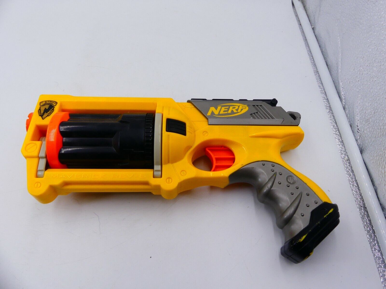 Pistola de dardos revólver Nerf Maverick REV-6 amarela Nerf N-Strike