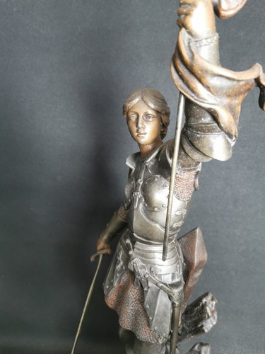 Statua in spelta raffigurante figura Giovanna d'Arco - Altezza 64cm - Firmato - Foto 3 di 12