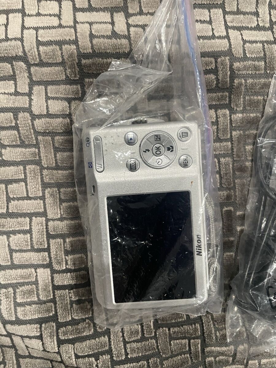 Nikon COOLPIX S202 8.0MP Digital Camera - Silver for sale Nikon COOLPIX S202 8.0MP Digital Camera - Silver for sale