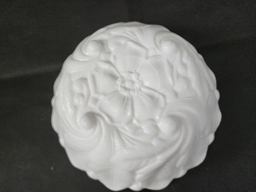 Vintage Milk White Glass Bowl Leaf Ruffled Embossed White Serving Bowl WOW - Picture 13 of 15