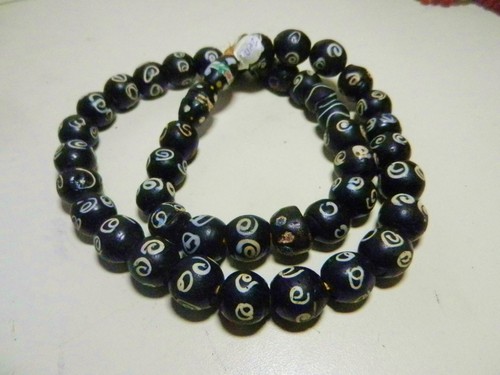 19. Jh. Venezianische 44 schwarze "Apostroph" Augenperlen - Antik Zen Handel Perlenstrang - Bild 2 von 6