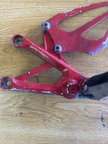 2002 Honda CBR600F4i CBR600 F4i CBR 600 Foot Peg Rest Shifter bracket - Picture 3 of 14