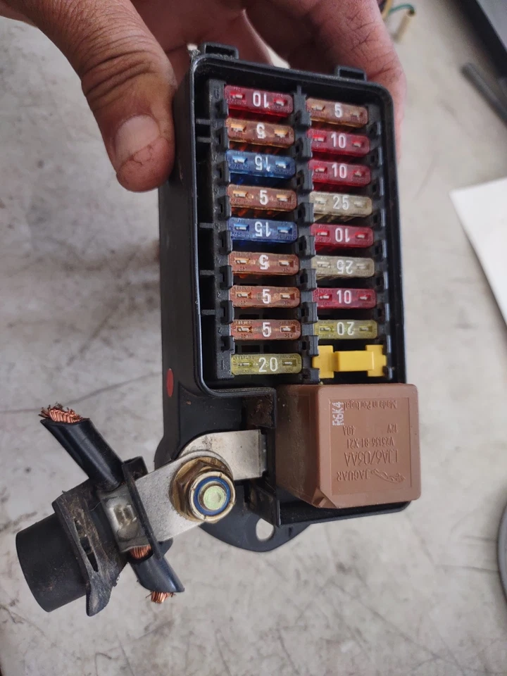 Caja de relé de fusibles Jaguar XJ8 1998-2003 18 vías LNC2800BC enchufes también se ven Foto 2 de 4