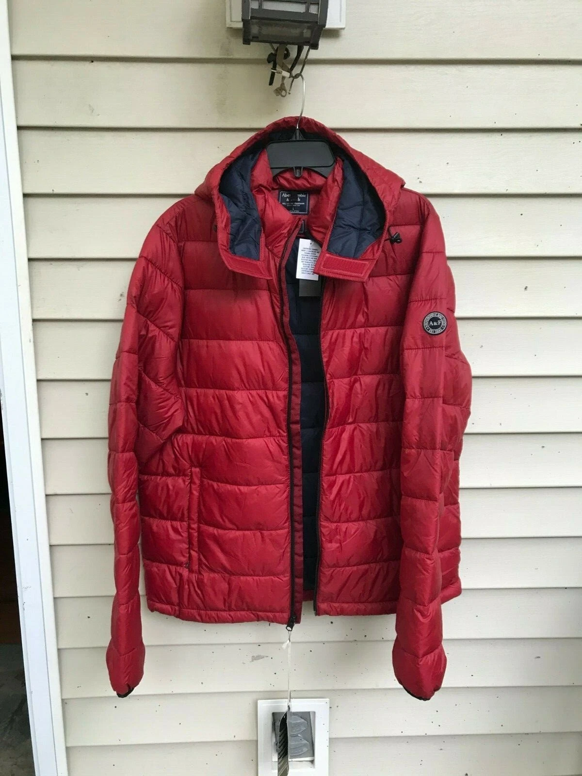 Abercrombie & Fitch THE A&F REMOVABLE HOOD PACKABLE PUFFER red size L, XL
