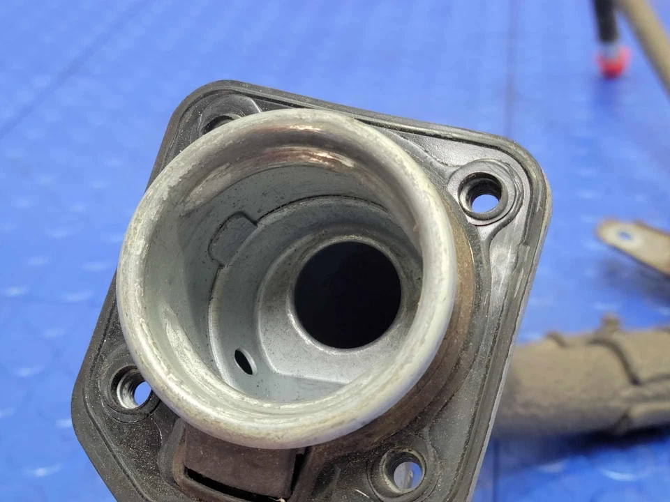 Tubo de llenado de cuello de llenado de combustible Kia Sedona 2015-2017 OEM 31030A9500 Foto 3 de 4