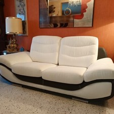 Beau canapé fixe, deux places, recouvert de tissus, avec deux têtières. TB état