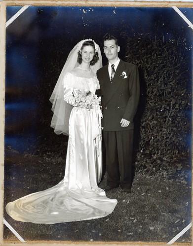 Vintage 1940's 8 x 10 Photo Beautiful Bride & Groom Outdoor Portrait. - Picture 2 of 2