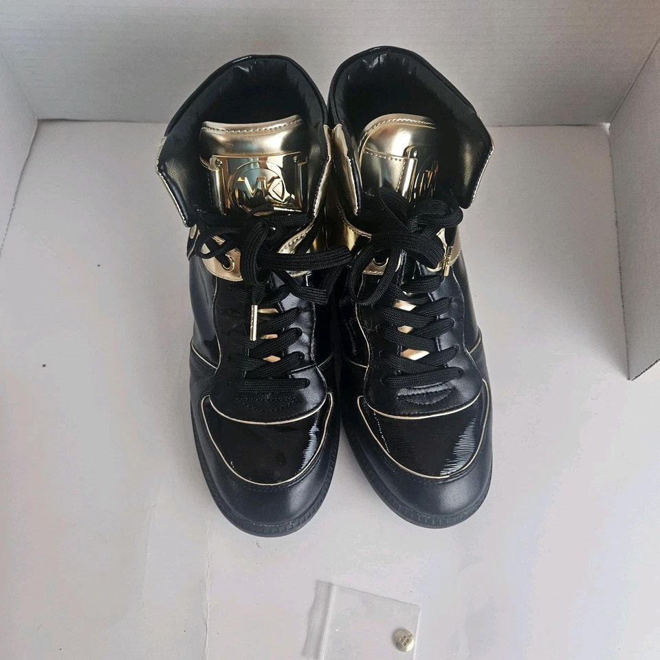 Zapatilla deportiva Michael Michael Kors Nikko negra/dorada de caña alta con cuña talla 9,5 Foto 3 de 4