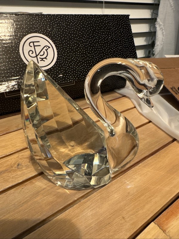 Beautiful Crystal Swan figurine, cut crystal 4”