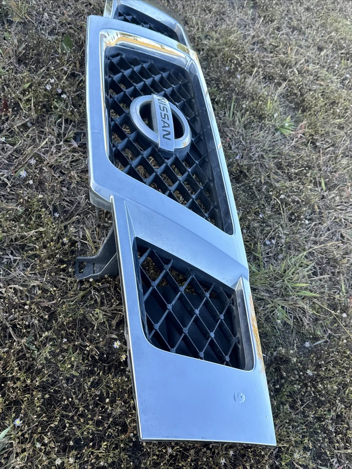 2008 - 2015 NISSAN ARMADA PARRILLA SUPERIOR DELANTERA CROMADA CON EMBLEMA 62310-ZQ30A Foto 3 de 4